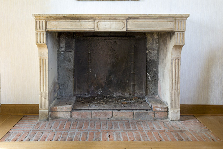Cheminée en marbre. © Région Bourgogne-Franche-Comté, Inventaire du patrimoine