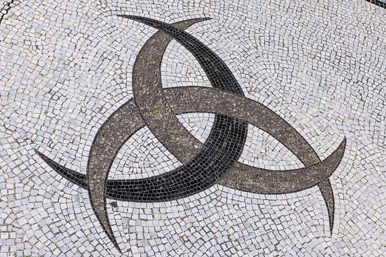 Détail d'un motif de la mosaïque recouvrant le sol du hall. © Région Bourgogne-Franche-Comté, Inventaire du patrimoine