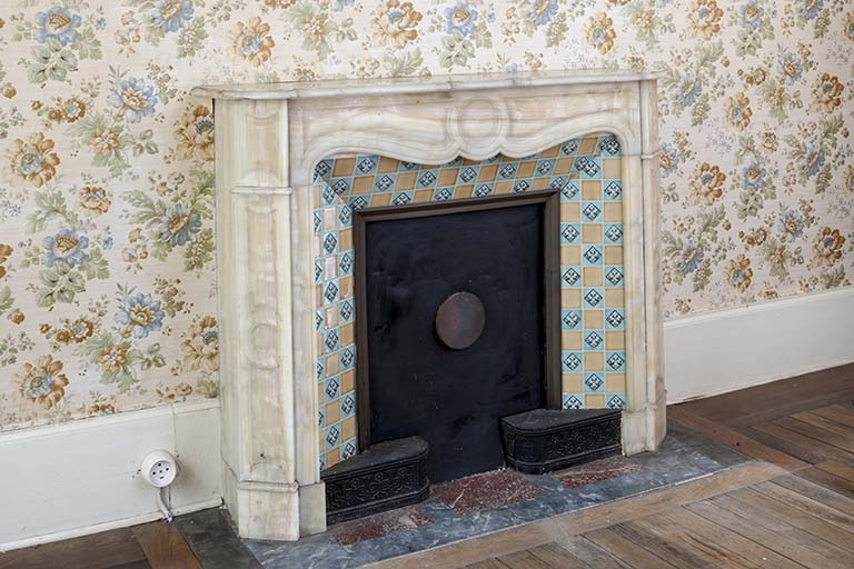 cheminée en marbre située au rez-de-chaussée. © Région Bourgogne-Franche-Comté, Inventaire du patrimoine