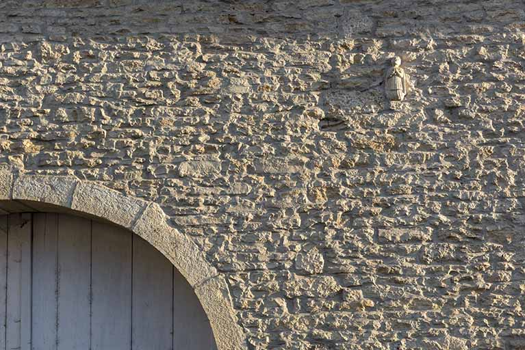 Ferme-bloc (modifiée), 18 rue de la Dame Blanche : statuette (saint éclésiastique) en réemploi. © Région Bourgogne-Franche-Comté, Inventaire du patrimoine
