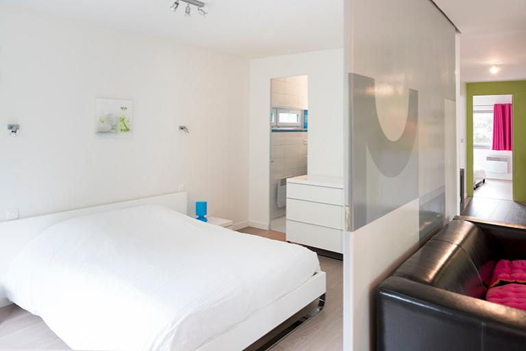 Vue de l'une des chambres, avec salle de bain et cloison coulissante © Région Bourgogne-Franche-Comté, Inventaire du patrimoine