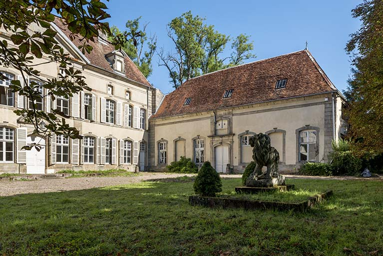  Façades antérieures du chateau et de la dépendance vues du sud. © Région Bourgogne-Franche-Comté, Inventaire du patrimoine