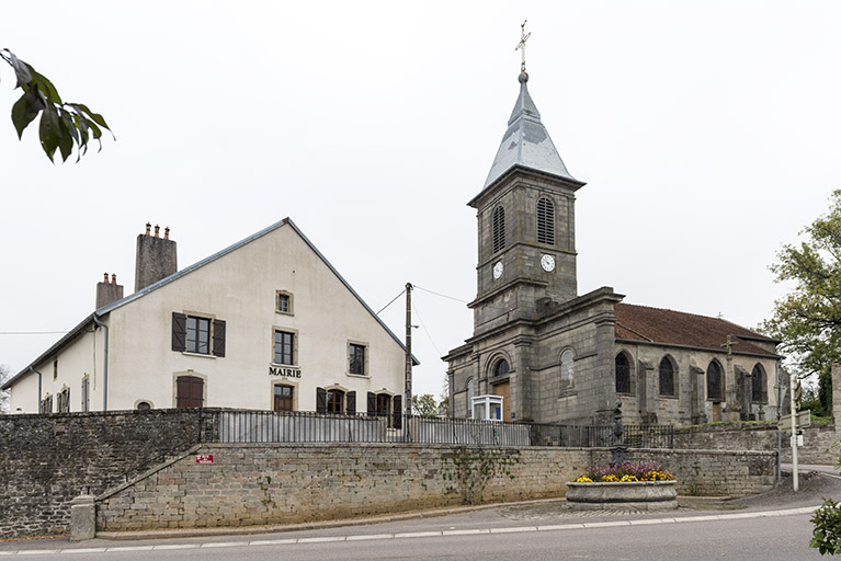 Mairie, fontaine, Marianne et église paroissiale. © Région Bourgogne-Franche-Comté, Inventaire du patrimoine