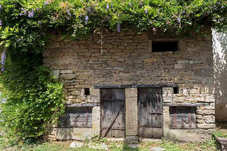 Soue à cochons située rue de la Barque, contre le mur pignon de la maison située 1 Grande rue © Région Bourgogne-Franche-Comté, Inventaire du patrimoine Soue à cochons située rue de la Barque, contre le mur pignon de la maison située 1 Grande rue © Région Bourgogne-Franche-Comté, Inventaire du patrimoine