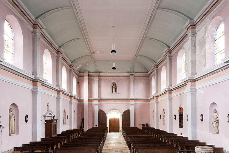 Vue de la nef en direction de l'entrée principale, vantaux intérieurs du portail ouverts. © Région Bourgogne-Franche-Comté, Inventaire du patrimoine