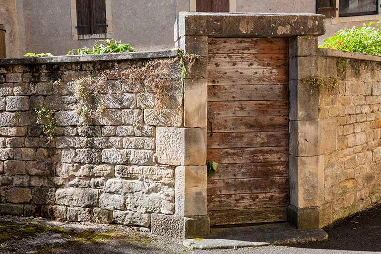 Le mur de clôture et l'accès au presbytère par le jardin arrière, en face de l'église. © Région Bourgogne-Franche-Comté, Inventaire du patrimoine
