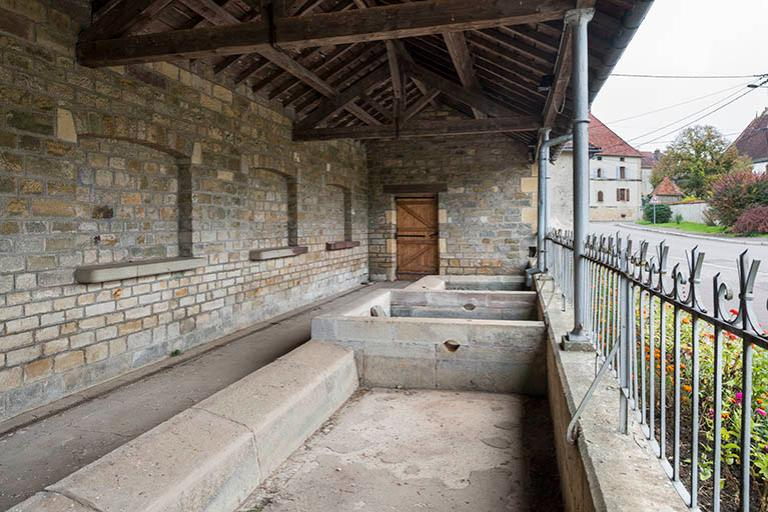 Lavoir communal, les trois bassins couverts, la galerie des laveuses. © Région Bourgogne-Franche-Comté, Inventaire du patrimoine