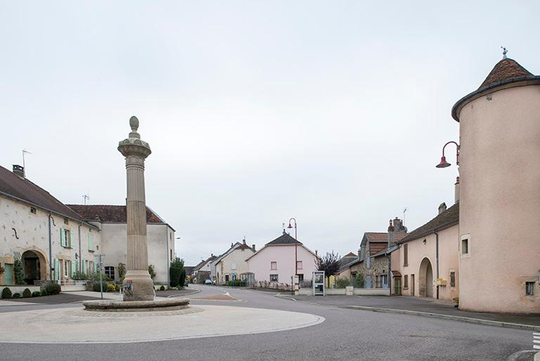 Place de la Résistance, maisons et fermes le long de la rue Grande. © Région Bourgogne-Franche-Comté, Inventaire du patrimoine