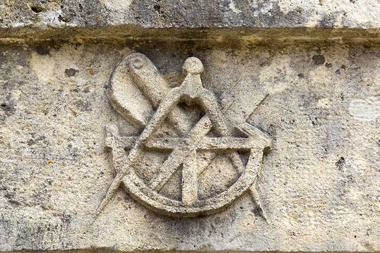 Ferme (?) avec boutique, 3 rue du Pâquis : symbole de maître maçon (?). © Région Bourgogne-Franche-Comté, Inventaire du patrimoine