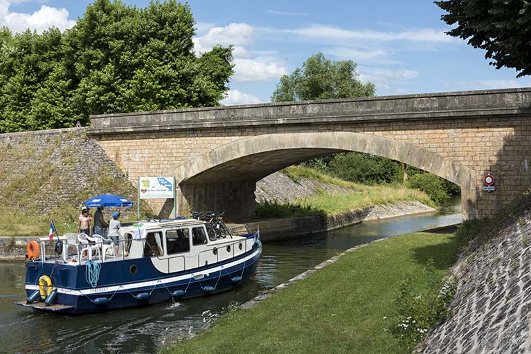 Le pont et son arc surbaissé. © Région Bourgogne-Franche-Comté, Inventaire du patrimoine