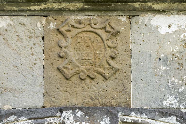 Détail du bas-relief surmontant la porte d'entrée. 11 rue des Marronniers. © Région Bourgogne-Franche-Comté, Inventaire du patrimoine