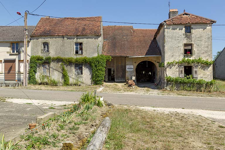 Vue de face de la ferme 15 - 17 rue du Jardiney.  © Région Bourgogne-Franche-Comté, Inventaire du patrimoine Vue de face de la ferme 15 - 17 rue du Jardiney.  © Région Bourgogne-Franche-Comté, Inventaire du patrimoine