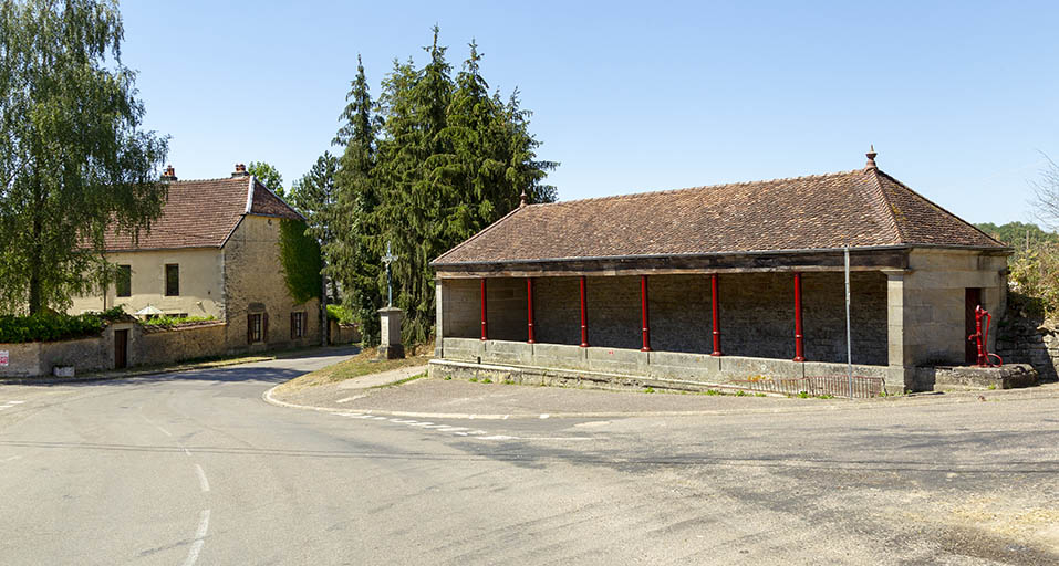 Vue de trois-quart nord-est du lavoir à l'entrée sud-ouest du village. © Région Bourgogne-Franche-Comté, Inventaire du patrimoine Vue de trois-quart nord-est du lavoir à l'entrée sud-ouest du village. © Région Bourgogne-Franche-Comté, Inventaire du patrimoine