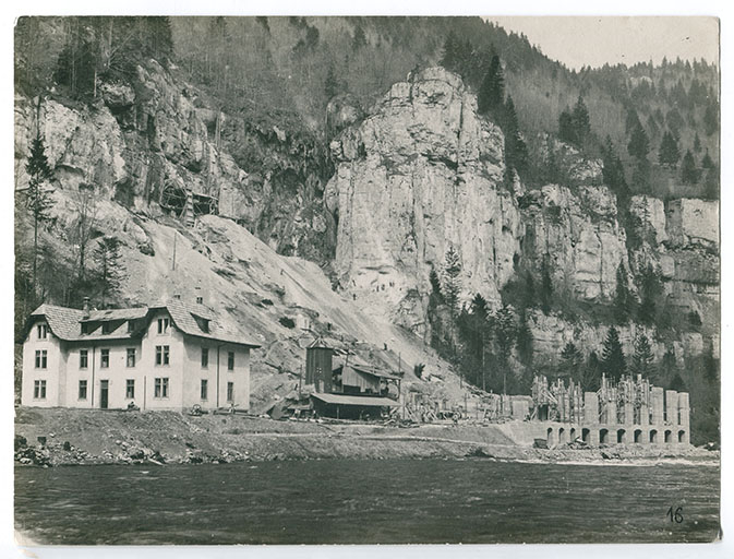 [Vue d'ensemble du site, avec construction des murs de la centrale], [1908 ?]. © Région Bourgogne-Franche-Comté, Inventaire du patrimoine