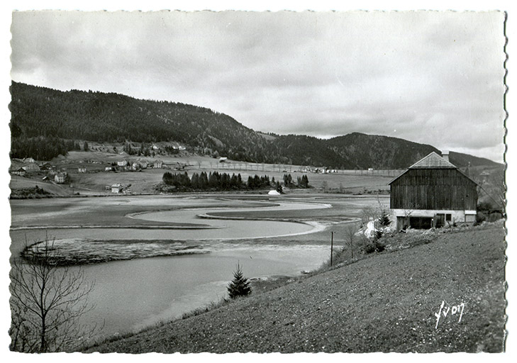 Lac ou Villers (Doubs). Les méandres du Doubs et le hameau des Bassots, 2e quart 20e siècle. © Région Bourgogne-Franche-Comté, Inventaire du patrimoine Lac ou Villers (Doubs). Les méandres du Doubs et le hameau des Bassots, 2e quart 20e siècle. © Région Bourgogne-Franche-Comté, Inventaire du patrimoine