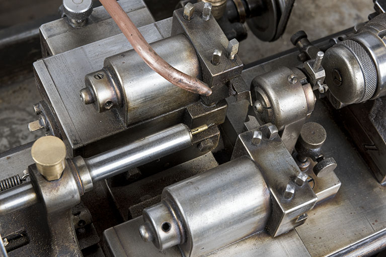 Vue plongeante rapprochée de la partie travaillante, avec la mèche à gauche et les burins au centre. © Région Bourgogne-Franche-Comté, Inventaire du patrimoine