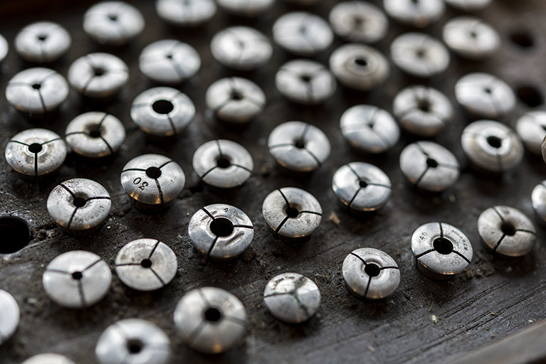 Pinces "américaines" dans la boîte d'accessoires. © Région Bourgogne-Franche-Comté, Inventaire du patrimoine