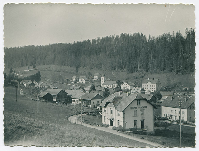 [Vue d'ensemble du village, depuis l'est], 23 octobre 1950. © Région Bourgogne-Franche-Comté, Inventaire du patrimoine