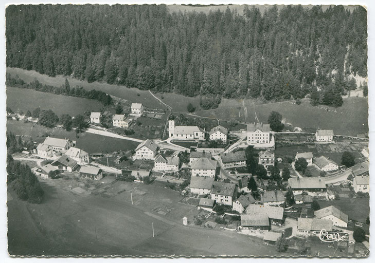 Les Gras (Doubs). 22157 A - Vue aérienne [le village vu du sud], 2e quart 20e siècle [après 1930]. © Région Bourgogne-Franche-Comté, Inventaire du patrimoine
