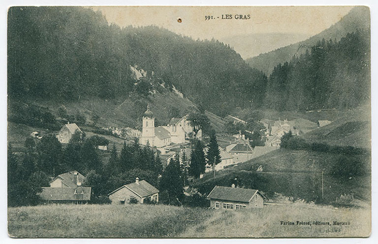 391. - Les Gras [les Epaisses et le quartier de l'église vus du sud], 1er quart 20e siècle [entre 1908 et 1916]. La maison est visible au centre, l'atelier à droite. © Région Bourgogne-Franche-Comté, Inventaire du patrimoine