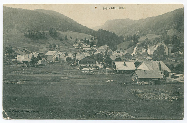 369. - Les Gras [vue d'ensemble du village, depuis le nord-est], 1er quart 20e siècle [entre 1908 et 1917]. © Région Bourgogne-Franche-Comté, Inventaire du patrimoine