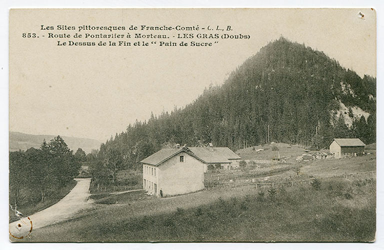 Les sites pittoresques de Franche-Comté. 853. - Route de Pontarlier à Morteau. - Les Gras (Doubs). Le Dessus de la Fin et le "Pain de Sucre", 1er quart 20e siècle. Les fenêtres horlogères de l'atelier n'ont pas encore été percées. © Région Bourgogne-Franche-Comté, Inventaire du patrimoine Les sites pittoresques de Franche-Comté. 853. - Route de Pontarlier à Morteau. - Les Gras (Doubs). Le Dessus de la Fin et le "Pain de Sucre", 1er quart 20e siècle. Les fenêtres horlogères de l'atelier n'ont pas encore été percées. © Région Bourgogne-Franche-Comté, Inventaire du patrimoine