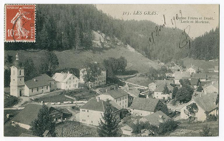 315. Les Gras [vue plongeante sur le quartier de l'église], 1er quart 20e siècle [avant 1909]. L'immeuble est partiellement visible au centre. © Région Bourgogne-Franche-Comté, Inventaire du patrimoine