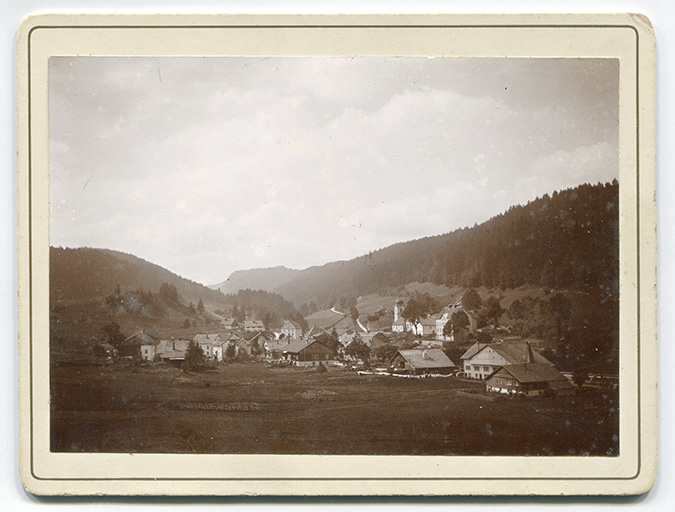 [Vue d'ensemble du village, depuis l'est], 1er quart 20e siècle [après 1910]. Le pignon nord du bâtiment, percé de fenêtres multiples, est visible à gauche. © Région Bourgogne-Franche-Comté, Inventaire du patrimoine