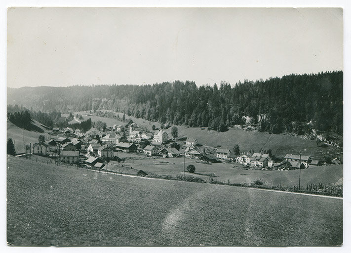 Paysages du Haut-Doubs - Les Gras [vue d'ensemble du village depuis l'est], 2e quart 20e siècle. La maison est visible à gauche. © Région Bourgogne-Franche-Comté, Inventaire du patrimoine