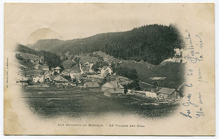 Aux environs de Morteau. - Le village des Gras, 4e quart 19e siècle. L'étage en surcroît de la maison, à droite, n'est pas encore muni de sa rangée de fenêtres multiples. © Région Bourgogne-Franche-Comté, Inventaire du patrimoine
