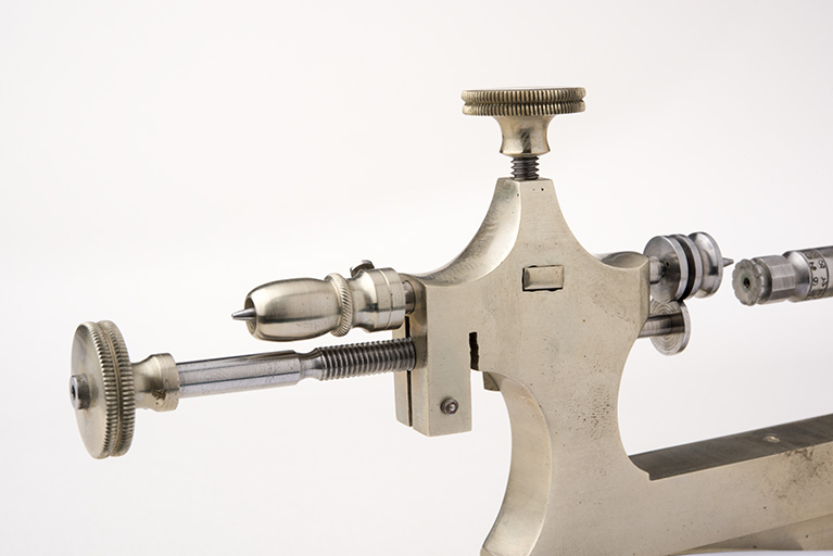 Poupée fixe, avec vis de rappel à gauche et poulie motrice à droite. © Région Bourgogne-Franche-Comté, Inventaire du patrimoine