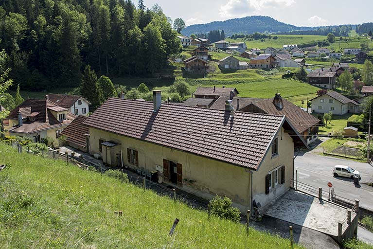 Vue plongeante sur la façade postérieure, de trois quarts droite. © Région Bourgogne-Franche-Comté, Inventaire du patrimoine