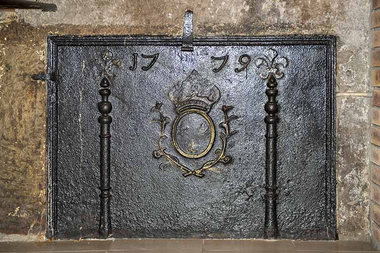 Plaque de cheminée datée de 1779 et aux fleurs de lys effacées. © Région Bourgogne-Franche-Comté, Inventaire du patrimoine Plaque de cheminée datée de 1779 et aux fleurs de lys effacées. © Région Bourgogne-Franche-Comté, Inventaire du patrimoine