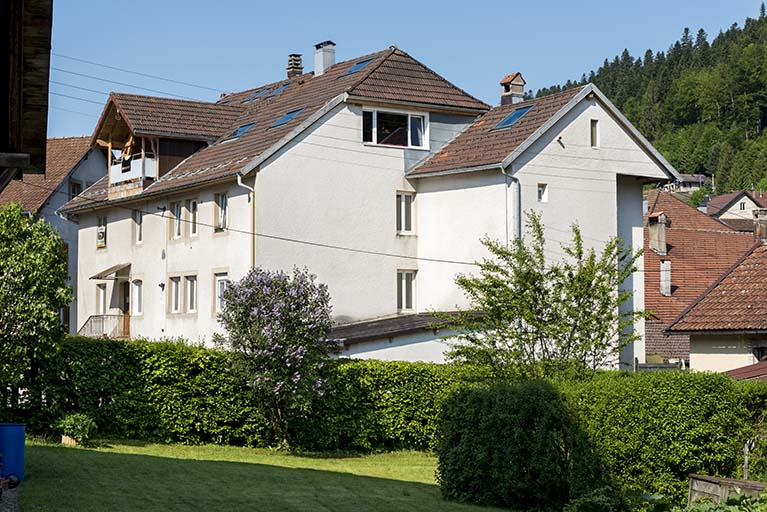 Façades antérieure et latérale droite. © Région Bourgogne-Franche-Comté, Inventaire du patrimoine Façades antérieure et latérale droite. © Région Bourgogne-Franche-Comté, Inventaire du patrimoine