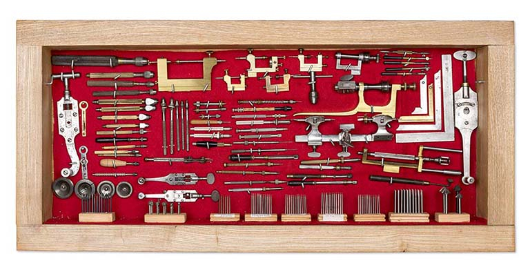 Outils produits dans la commune (collection René Laithier, mairie des Gras) : pinces à morille, clés, tours, équerres, poinçons, etc. © Région Bourgogne-Franche-Comté, Inventaire du patrimoine Outils produits dans la commune (collection René Laithier, mairie des Gras) : pinces à morille, clés, tours, équerres, poinçons, etc. © Région Bourgogne-Franche-Comté, Inventaire du patrimoine