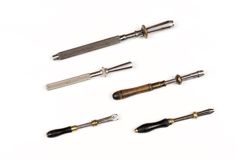 Outils produits dans la commune (collection René Laithier, mairie des Gras) : mandrins de serrage à coulant, pinces aux vis, aux verges, etc. © Région Bourgogne-Franche-Comté, Inventaire du patrimoine Outils produits dans la commune (collection René Laithier, mairie des Gras) : mandrins de serrage à coulant, pinces aux vis, aux verges, etc. © Région Bourgogne-Franche-Comté, Inventaire du patrimoine