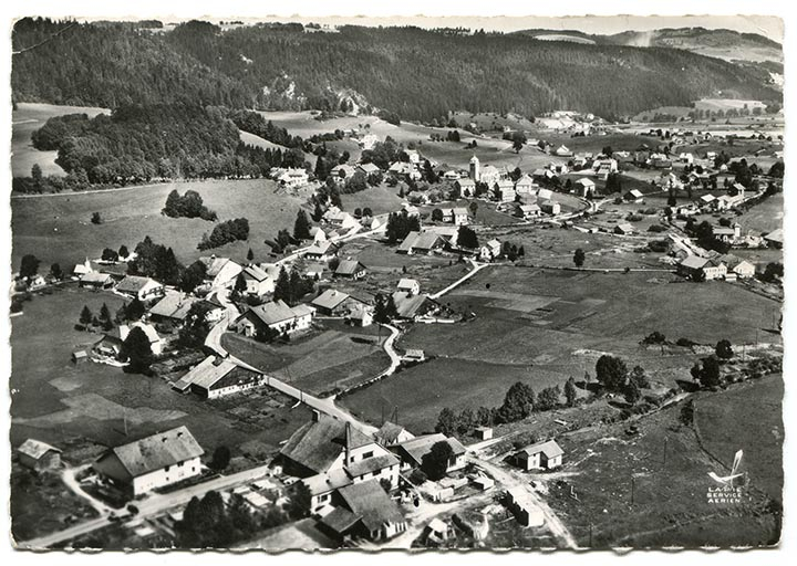 En avion au-dessus de... 1. Grand'Combe-Châteleu (Doubs). Vue d'ensemble, 3e quart 20e siècle [avant 1960]. La ferme est visible à gauche. © Région Bourgogne-Franche-Comté, Inventaire du patrimoine