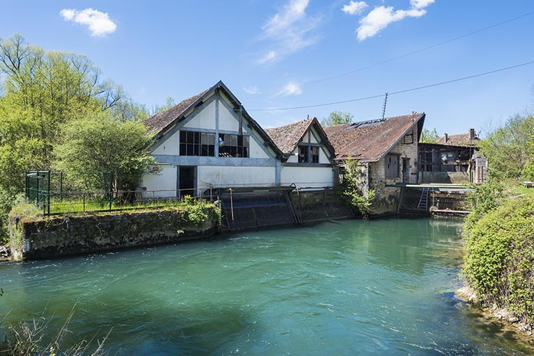 Pignons des ateliers de fabrication, au droit du canal d'amenée de la centrale hydroélectrique. © Région Bourgogne-Franche-Comté, Inventaire du patrimoine Pignons des ateliers de fabrication, au droit du canal d'amenée de la centrale hydroélectrique. © Région Bourgogne-Franche-Comté, Inventaire du patrimoine