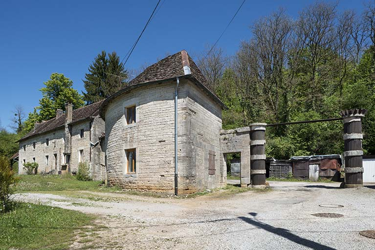 Logement ouvrier (aile nord) et entrée du site.  © Région Bourgogne-Franche-Comté, Inventaire du patrimoine Logement ouvrier (aile nord) et entrée du site.  © Région Bourgogne-Franche-Comté, Inventaire du patrimoine