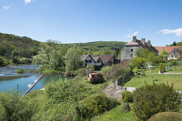 Vue d'ensemble depuis le sud-est. © Région Bourgogne-Franche-Comté, Inventaire du patrimoine Vue d'ensemble depuis le sud-est. © Région Bourgogne-Franche-Comté, Inventaire du patrimoine