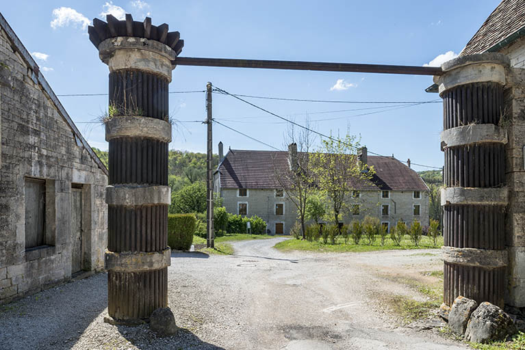 Portique d'entrée. Piliers fasciculés (pierre et fonte). © Région Bourgogne-Franche-Comté, Inventaire du patrimoine Portique d'entrée. Piliers fasciculés (pierre et fonte). © Région Bourgogne-Franche-Comté, Inventaire du patrimoine