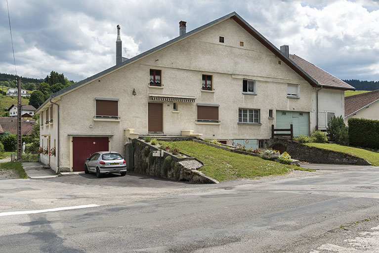 Façade antérieure, de trois quarts gauche. © Région Bourgogne-Franche-Comté, Inventaire du patrimoine