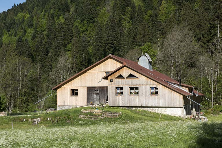 Façade ouest, de trois quarts droite. © Région Bourgogne-Franche-Comté, Inventaire du patrimoine Façade ouest, de trois quarts droite. © Région Bourgogne-Franche-Comté, Inventaire du patrimoine