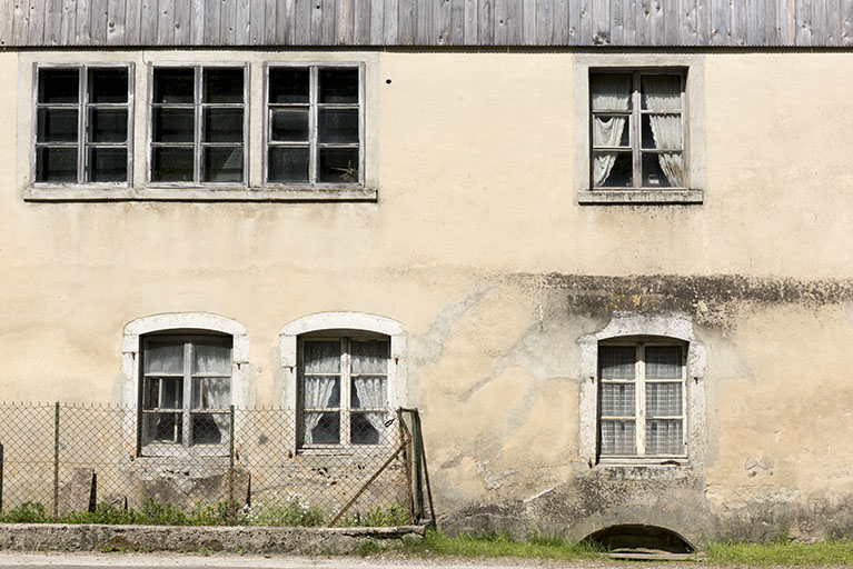 Façade est : porte de la cave au niveau du sol, fenêtres multiples de l'atelier à l'étage. © Région Bourgogne-Franche-Comté, Inventaire du patrimoine Façade est : porte de la cave au niveau du sol, fenêtres multiples de l'atelier à l'étage. © Région Bourgogne-Franche-Comté, Inventaire du patrimoine