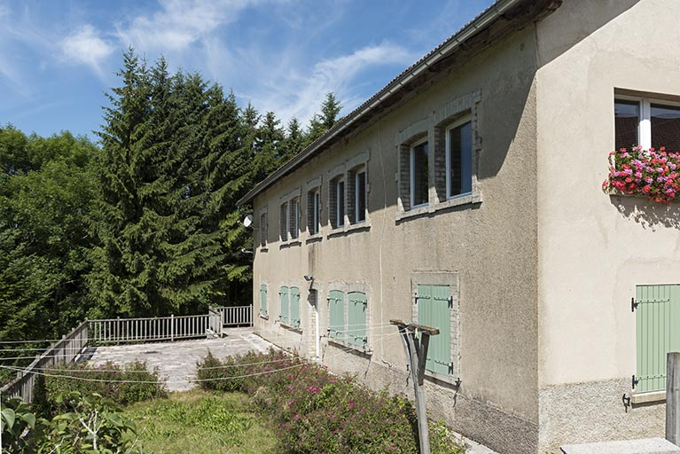 Façade sud, vue en enfilade. © Région Bourgogne-Franche-Comté, Inventaire du patrimoine