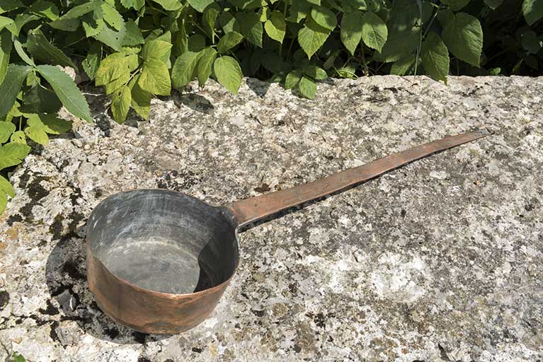 Ancienne industrie : exemple de casserole fabriquée par Roussel-Galle (collection Gabriel Coulot). © Région Bourgogne-Franche-Comté, Inventaire du patrimoine Ancienne industrie : exemple de casserole fabriquée par Roussel-Galle (collection Gabriel Coulot). © Région Bourgogne-Franche-Comté, Inventaire du patrimoine