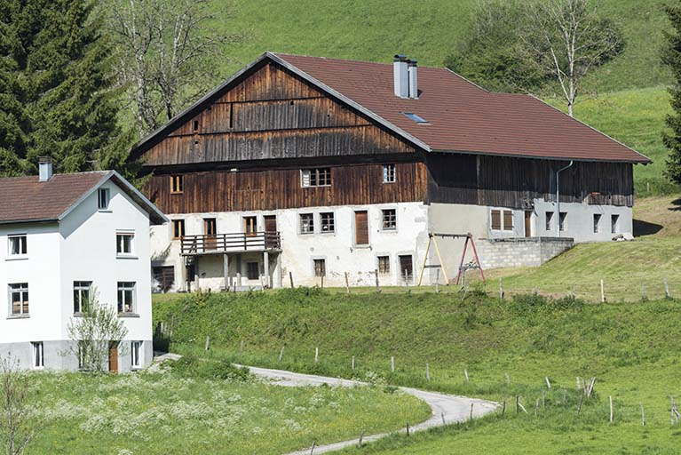 Façades antérieure et latérale droite. © Région Bourgogne-Franche-Comté, Inventaire du patrimoine Façades antérieure et latérale droite. © Région Bourgogne-Franche-Comté, Inventaire du patrimoine