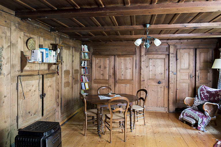 Salon aux murs lambrissés. © Région Bourgogne-Franche-Comté, Inventaire du patrimoine Salon aux murs lambrissés. © Région Bourgogne-Franche-Comté, Inventaire du patrimoine