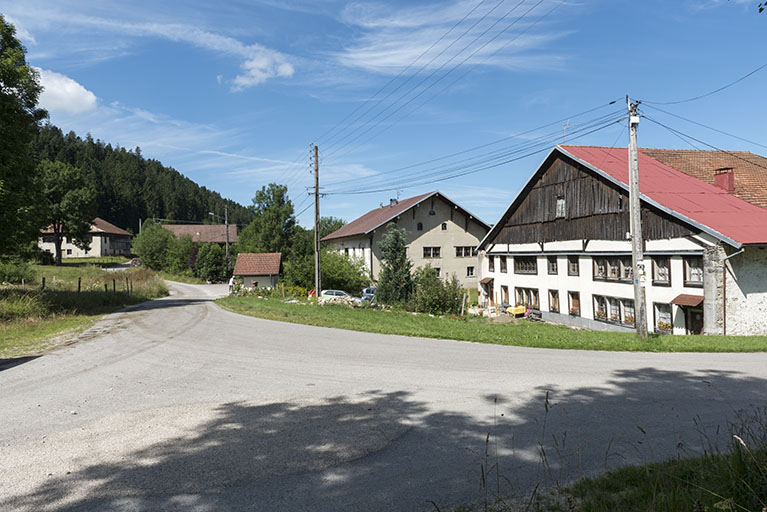 Vue d'ensemble des Seignes, depuis l'est. © Région Bourgogne-Franche-Comté, Inventaire du patrimoine Vue d'ensemble des Seignes, depuis l'est. © Région Bourgogne-Franche-Comté, Inventaire du patrimoine