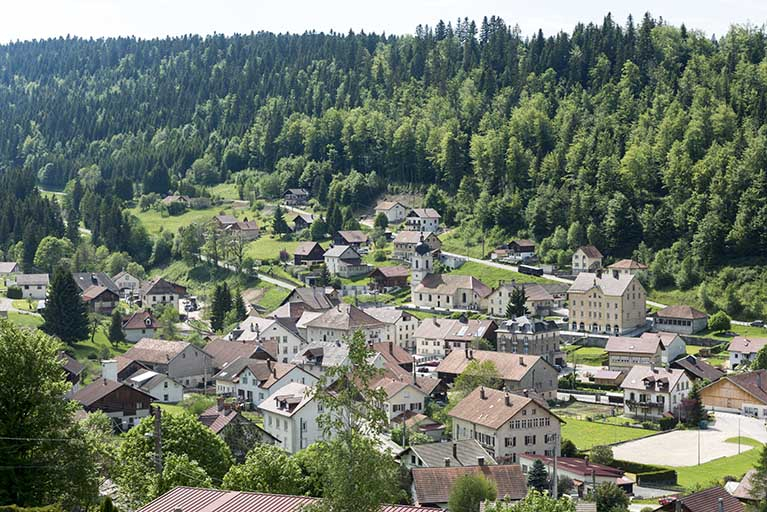 Vue d'ensemble du village, depuis l'est. © Région Bourgogne-Franche-Comté, Inventaire du patrimoine Vue d'ensemble du village, depuis l'est. © Région Bourgogne-Franche-Comté, Inventaire du patrimoine